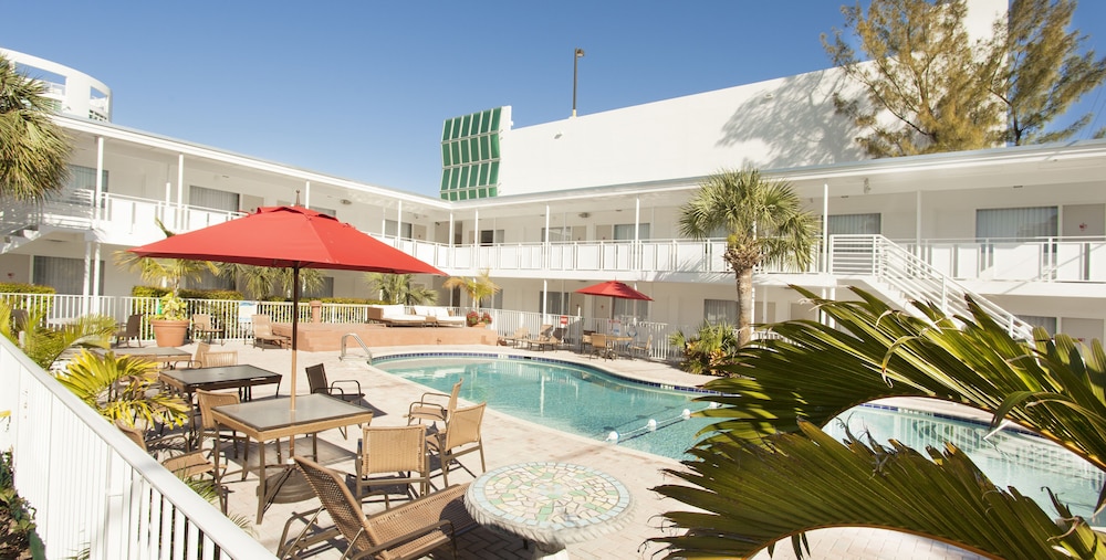 Collins Hotel 30/33
