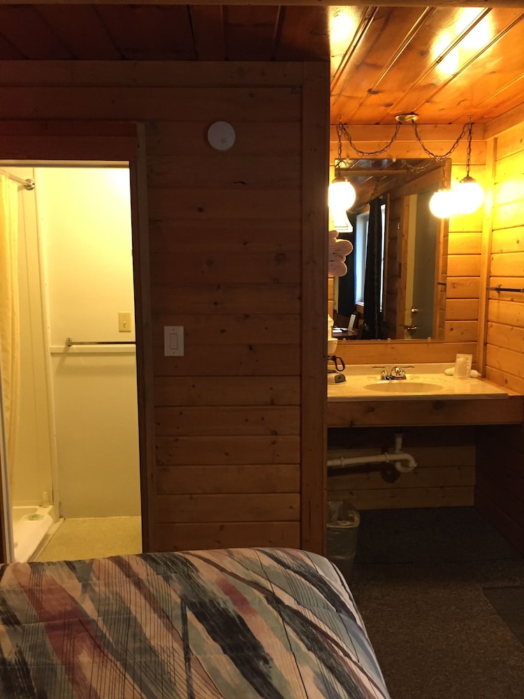 Z Bar Cabins and Motel 20/43