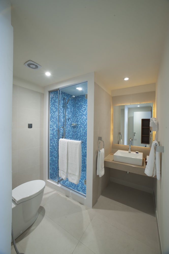 Al Bander Hotel & Resort 50/50