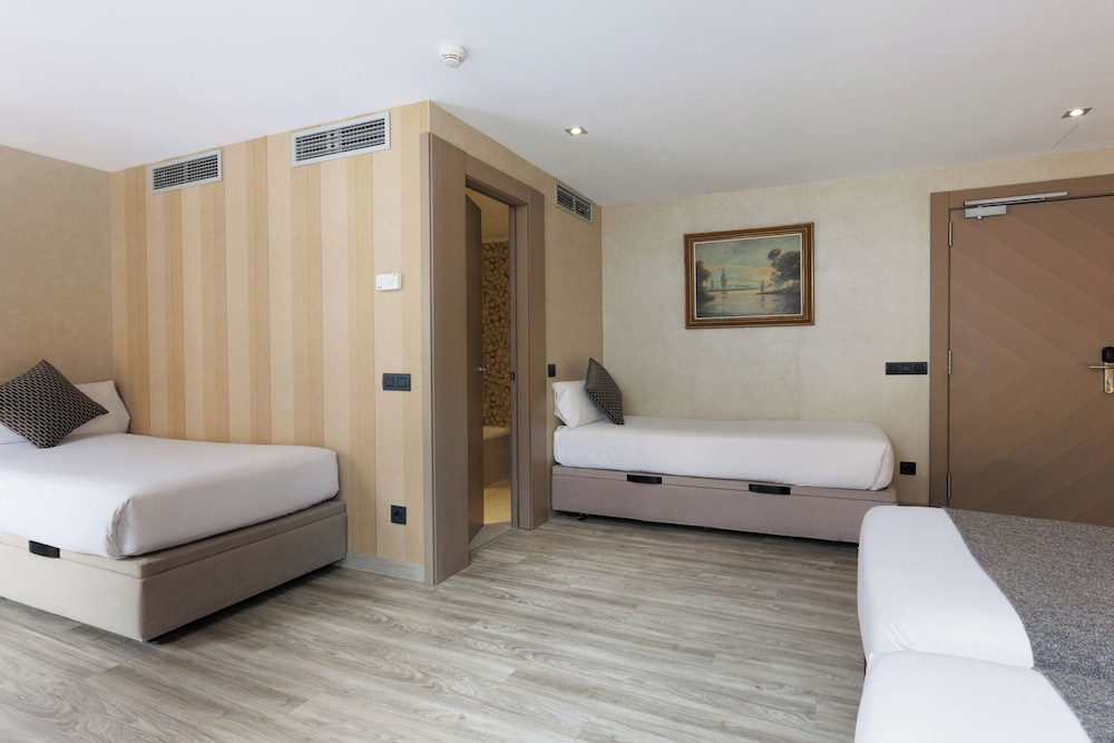 ROOM, QUADRUPLE