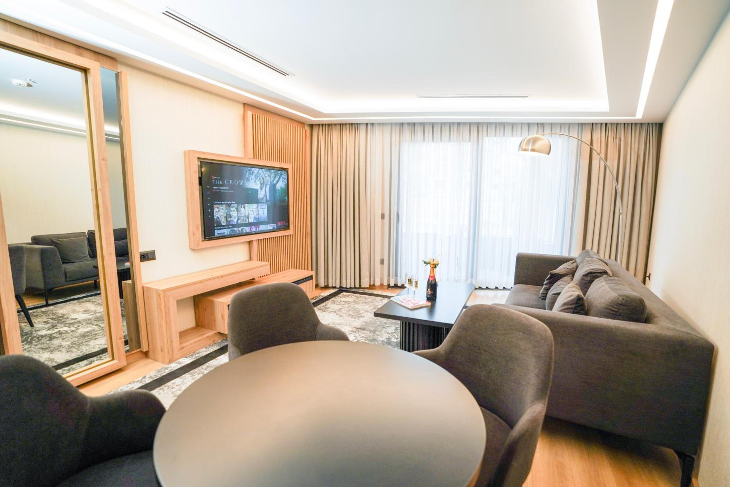 DELUXE, SUITE