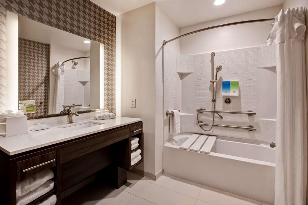 SUITE, KING BED, ACCESSIBLE