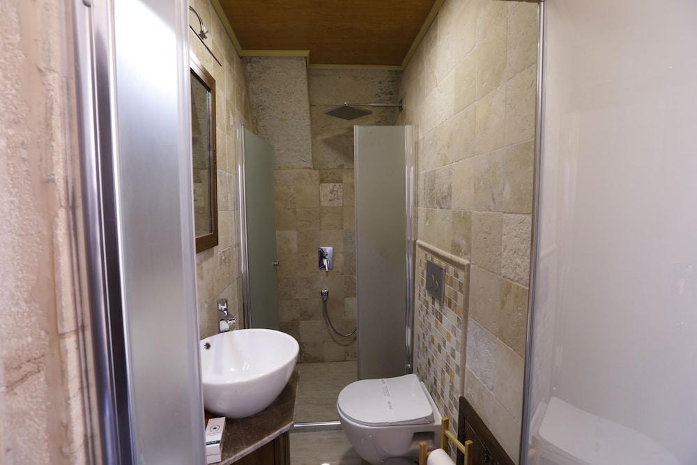 Ada Cave Suites 50/50
