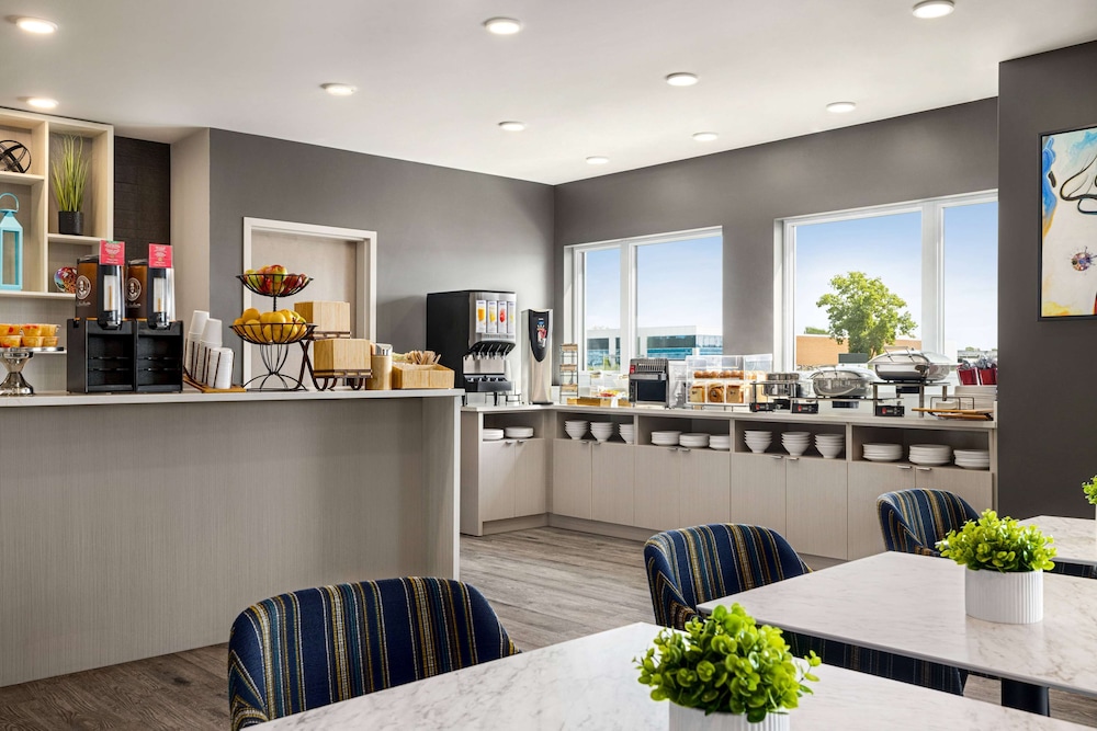 Microtel Inn & Suites Montreal Airport-Dorval QC 16/35