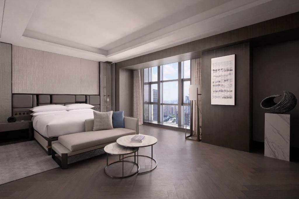 Vice President, Suite, King Bed, Club Lounge Access