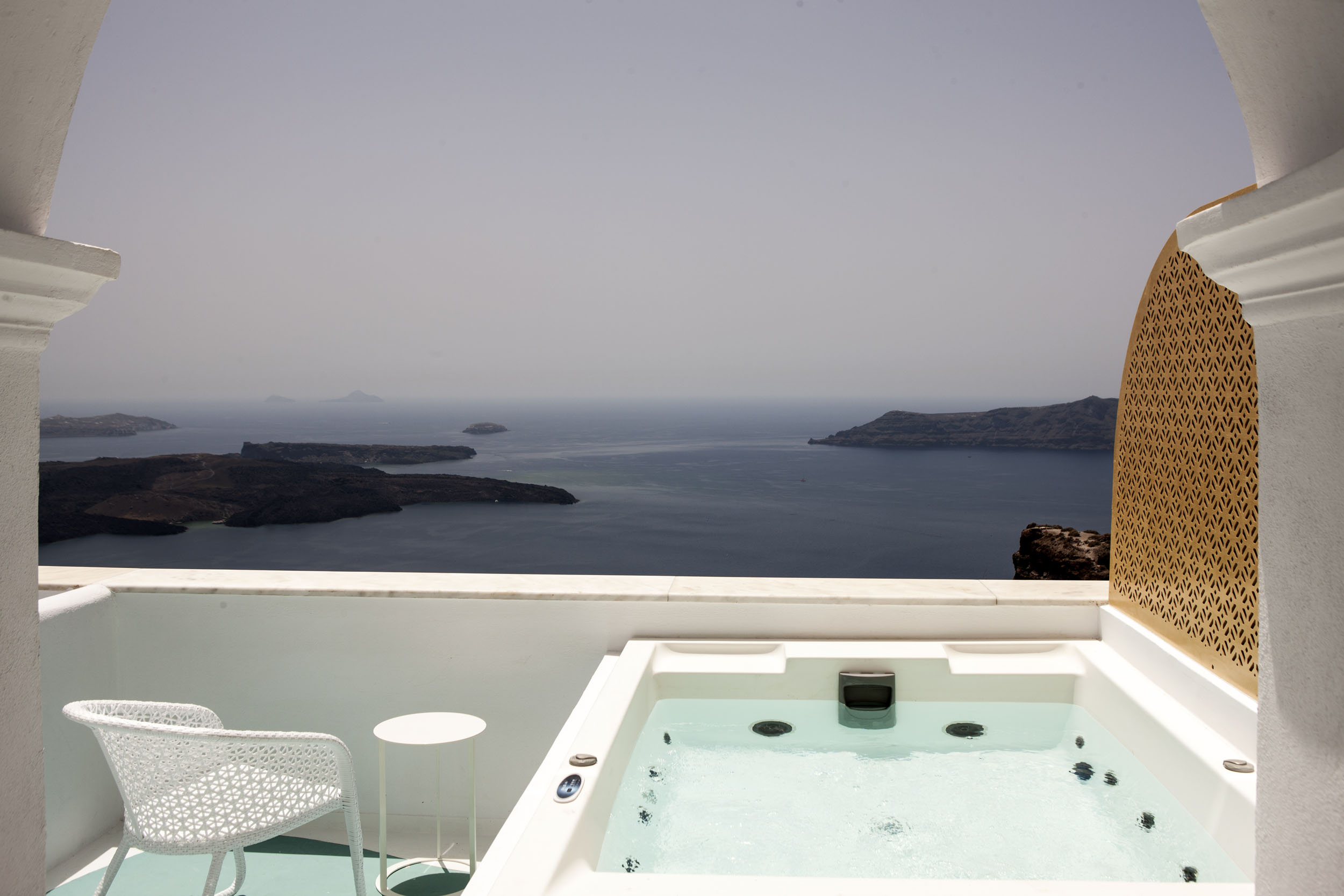 Suite, Outdoor Jetted Tub, Ground Floor، Andronikos Santorini 2/2