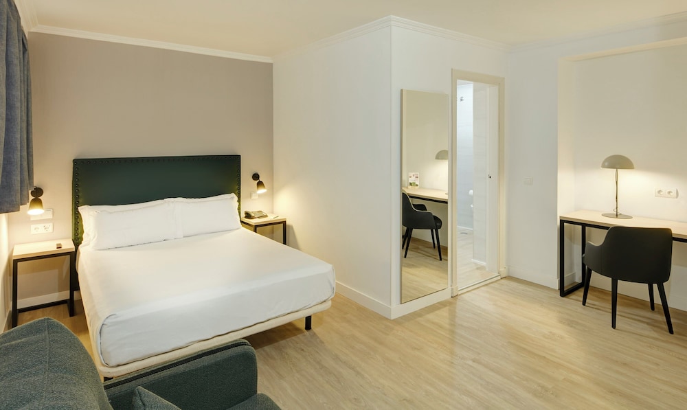 ROOM, DOUBLE BED