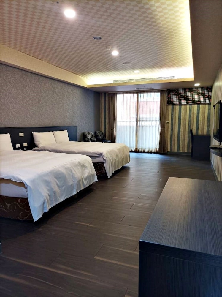 Crystal Hotel 8/35