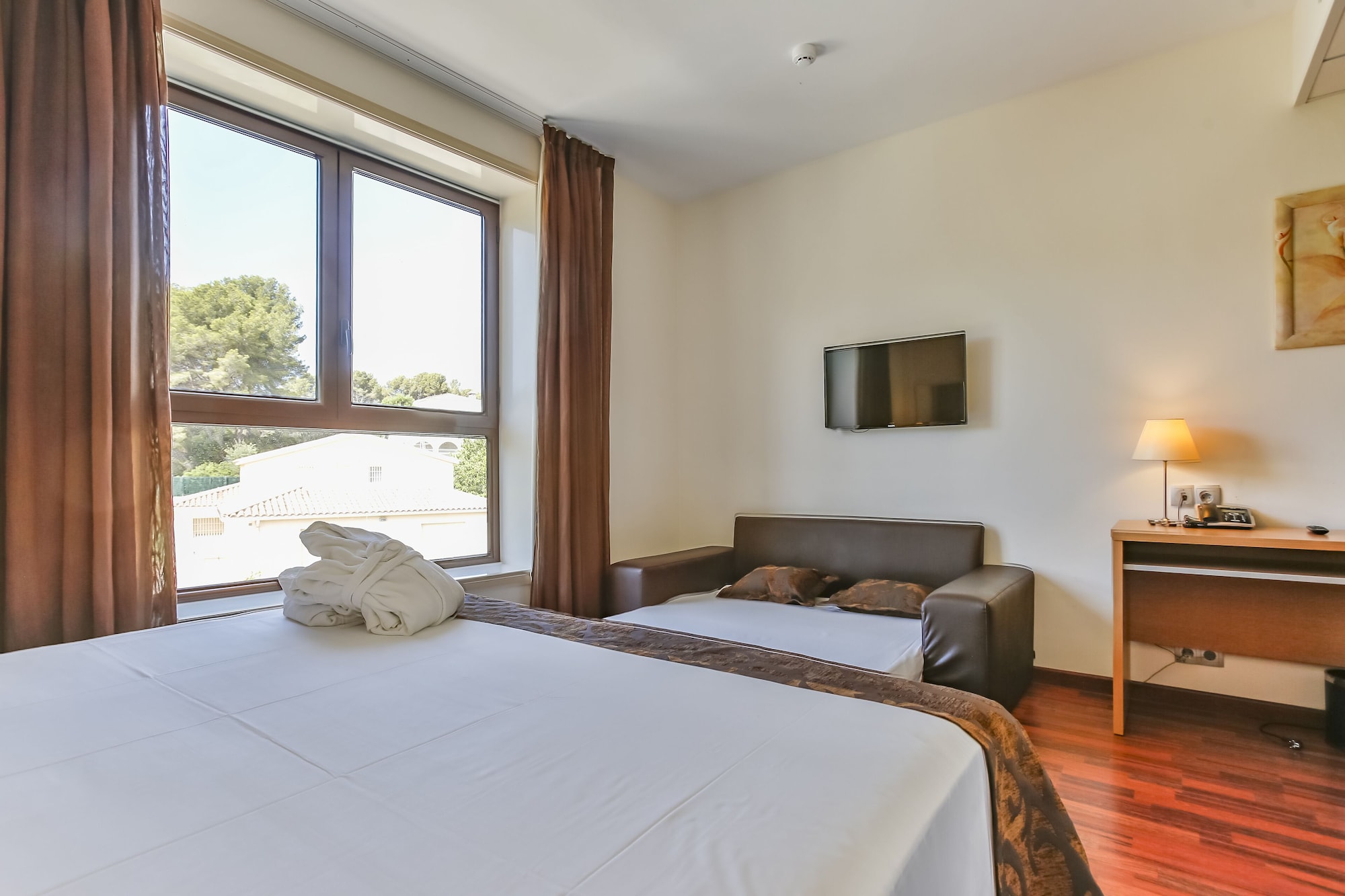 2 BEDROOMS, CONNECTING, FAMILY