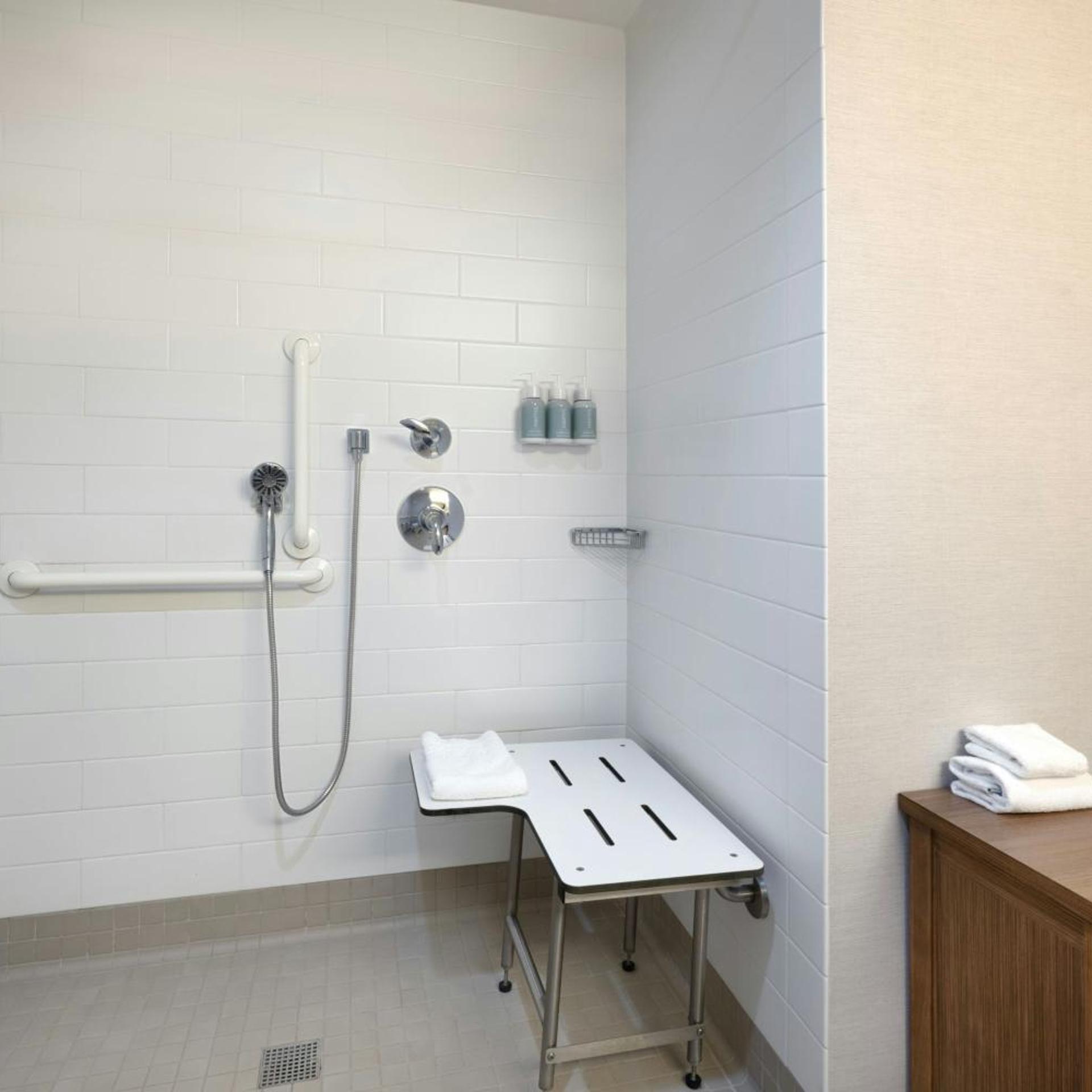 جناح تنفيذي بسرير كينج بغرفة نوم واحدة مع أريكة لذوي الإعاقة، Courtyard Redwood City 9/9