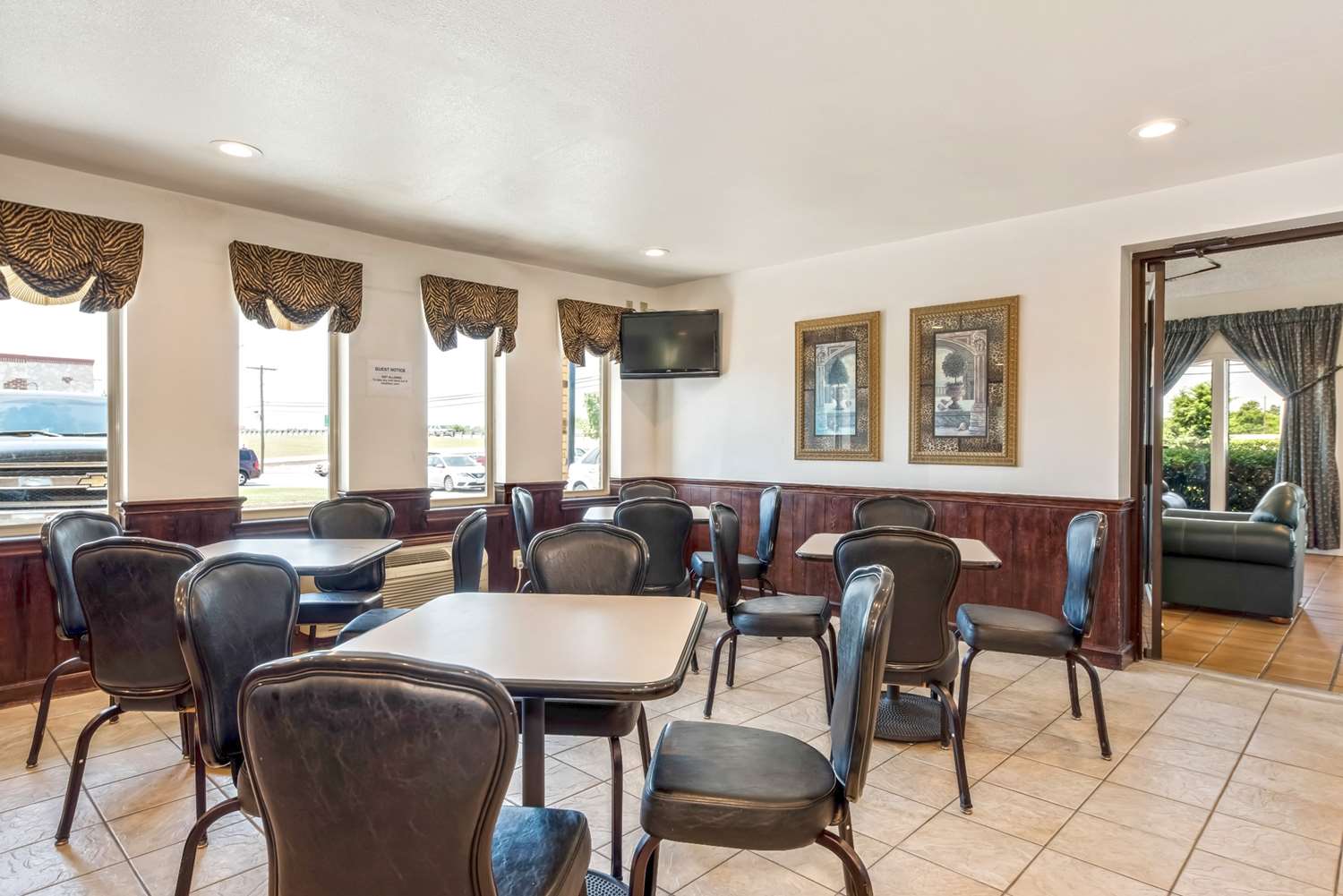 Americas Best Value Inn Paris 13/20