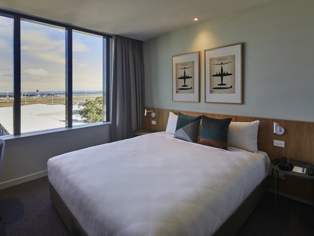 STUDIO, KING BED, AIRPORT VIEW