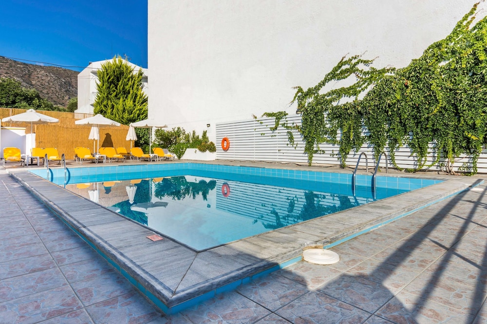 Sergios Hotel 37/63