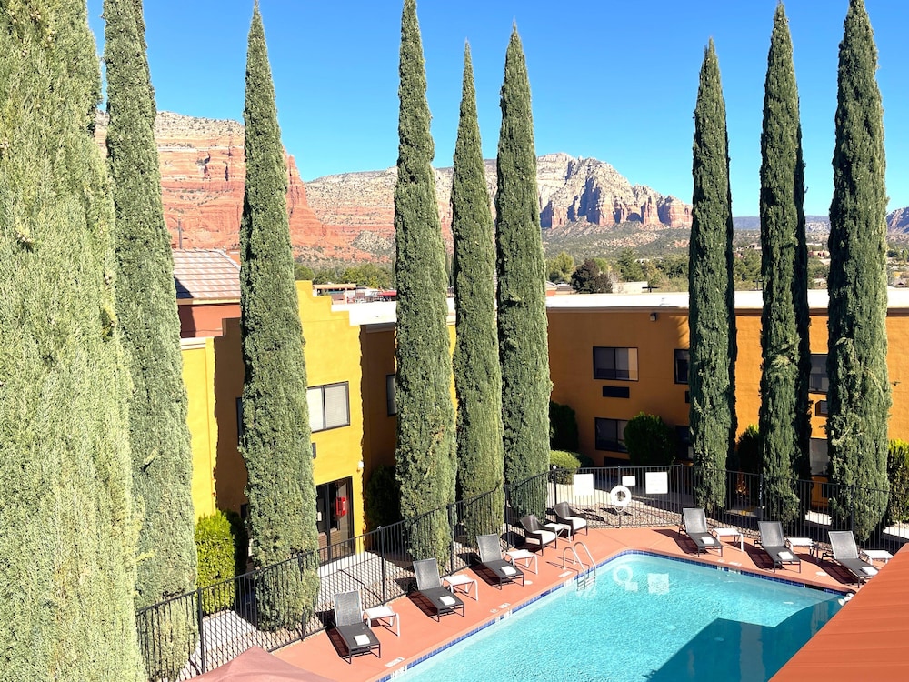 Holiday Inn Express Sedona Oak Creek 70/73