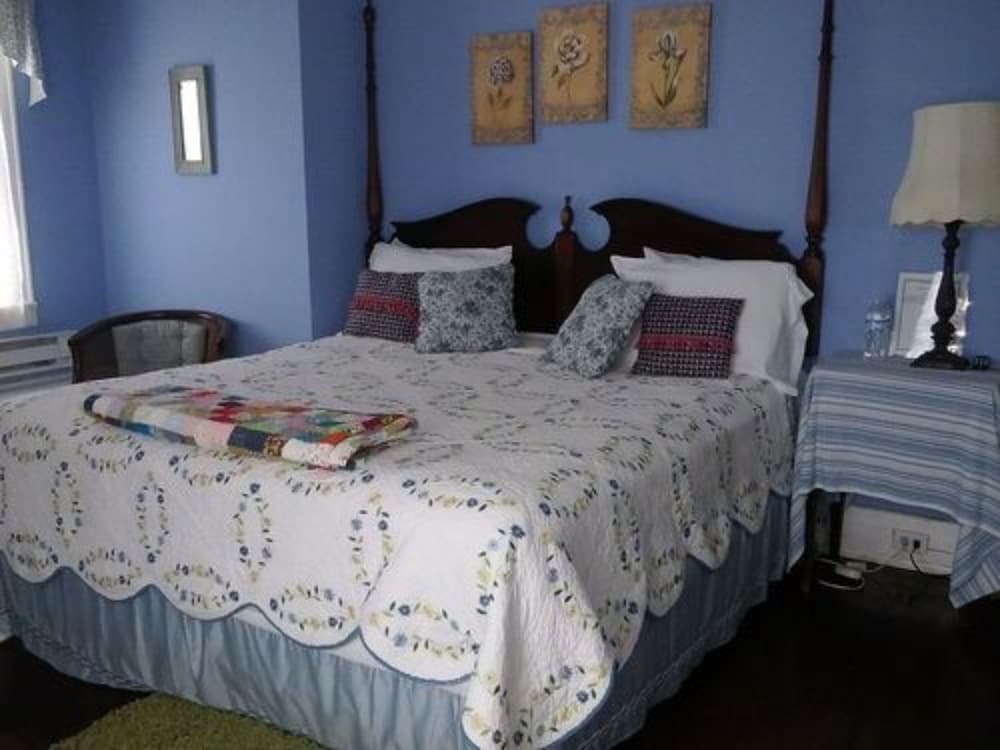 Six Acres Bed Breakfast 5/33