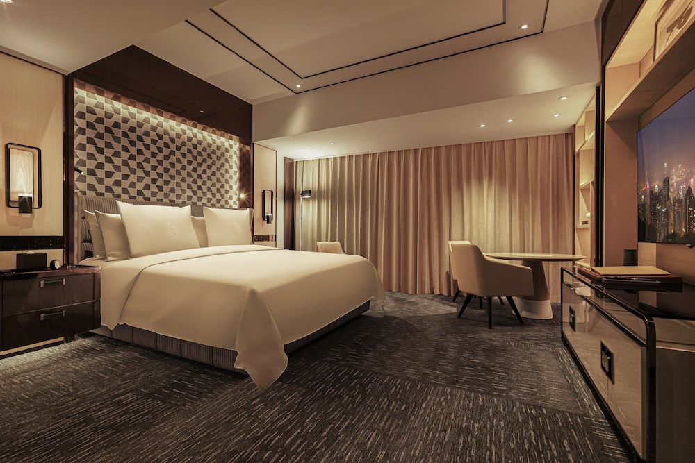 Chairman, Suite, King Bed