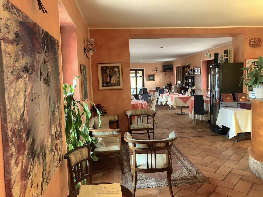 La Ferté Restaurant And Suites 38/50