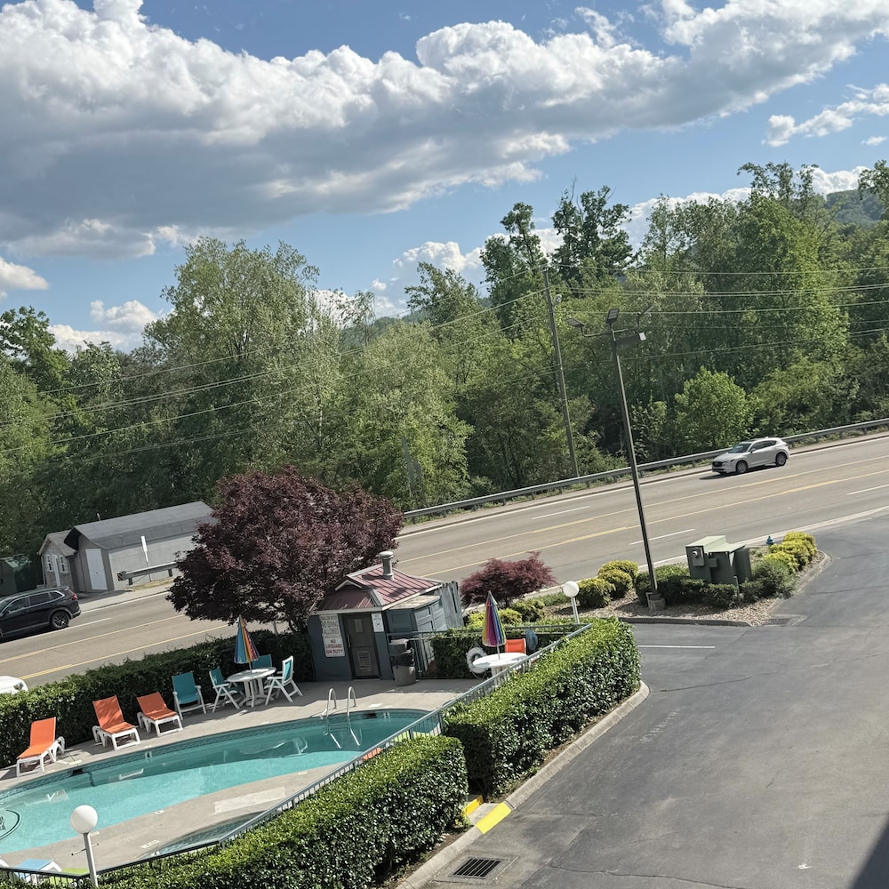 Baymont by Wyndham Pigeon Forge near Island Drive 24/28