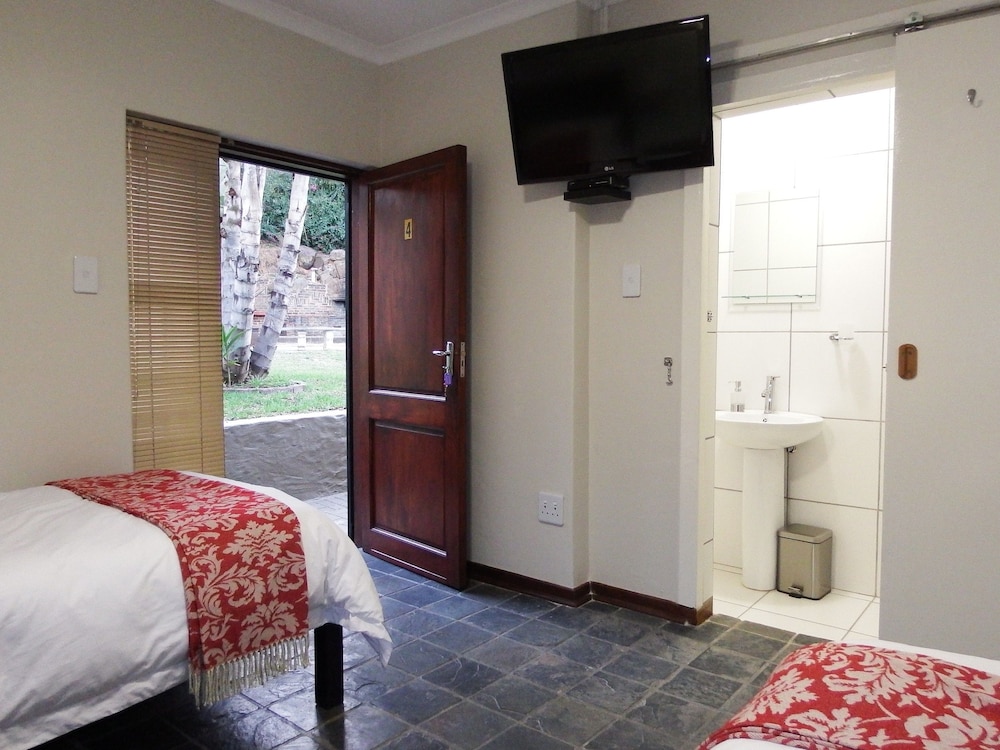 BASIC, TWIN BEDS, GARDEN VIEW