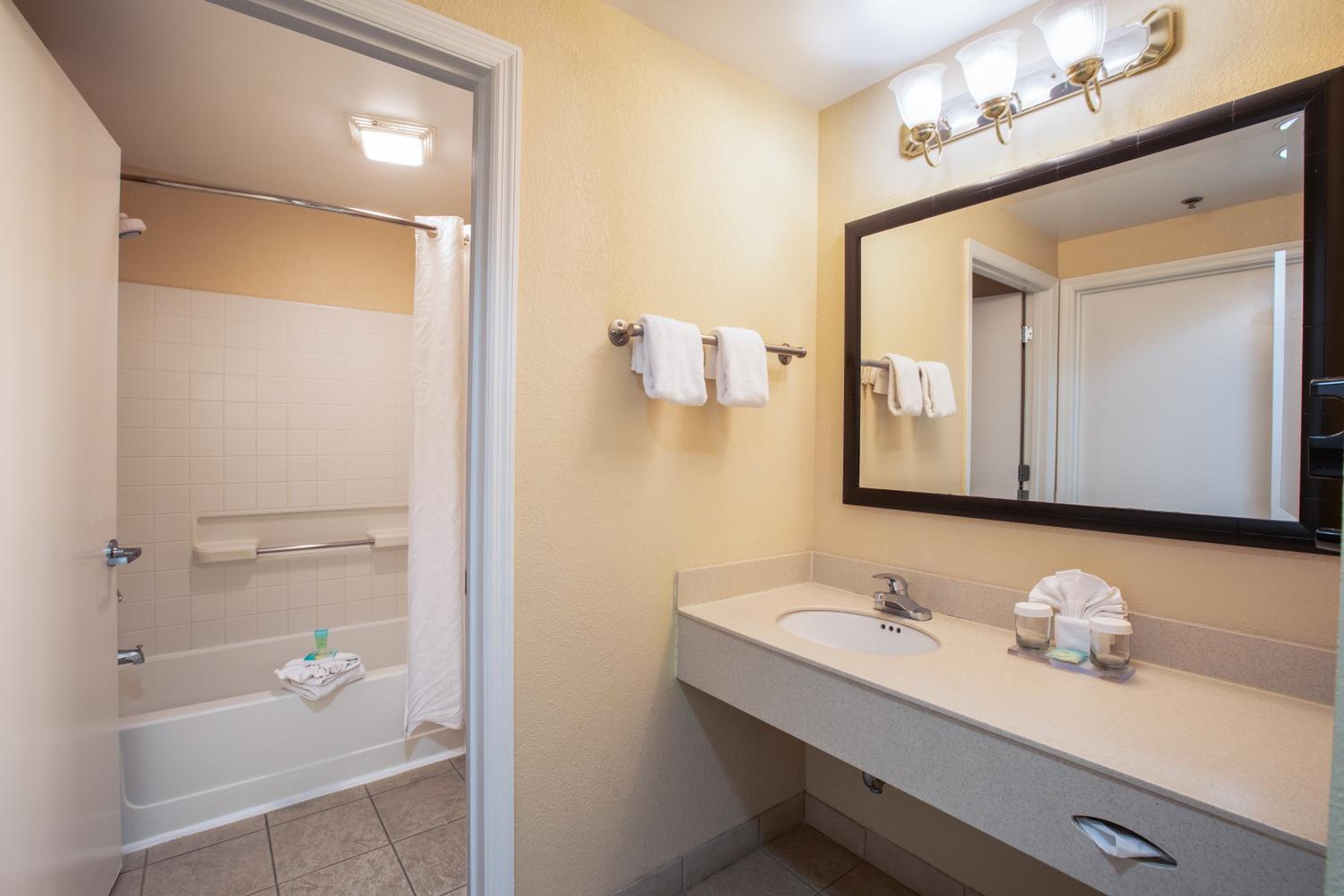 جناح بسرير كينج بغرفة نوم واحدة مع أريكة، Stay Sky Suites 2/4