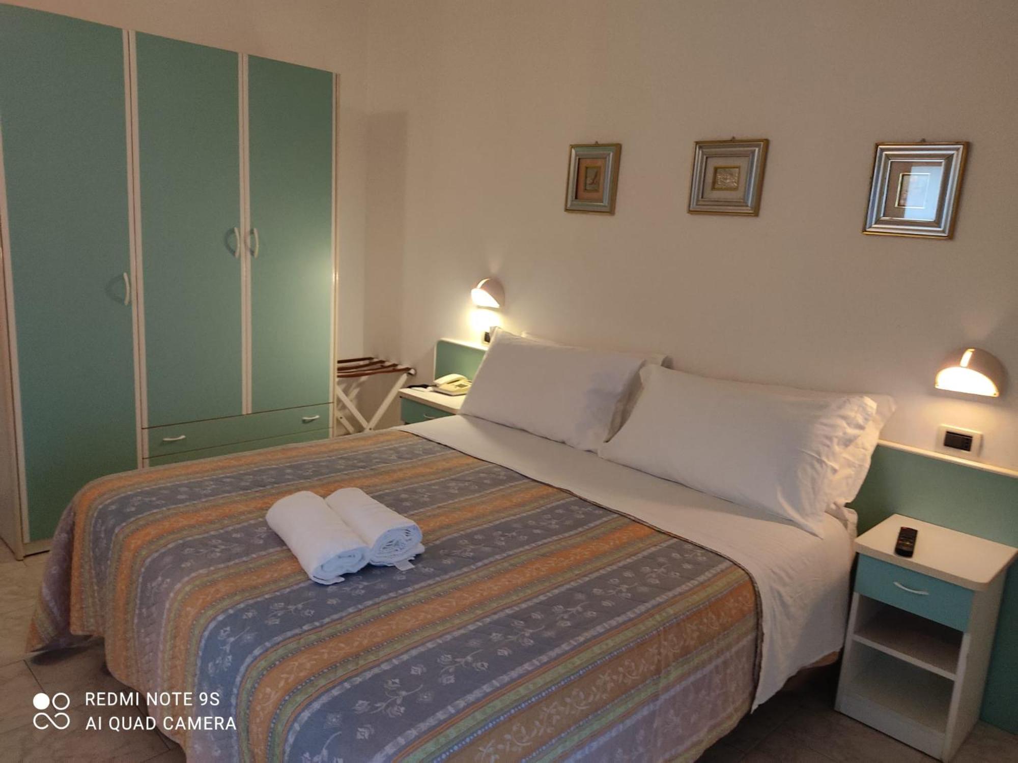 Room, Queen Bed, Hotel Kristalex 3/7