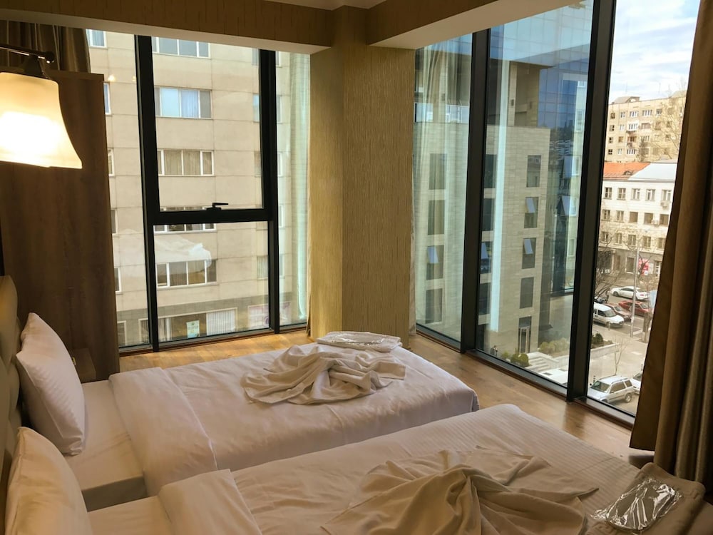 L PLAZA HOTEL 3/63