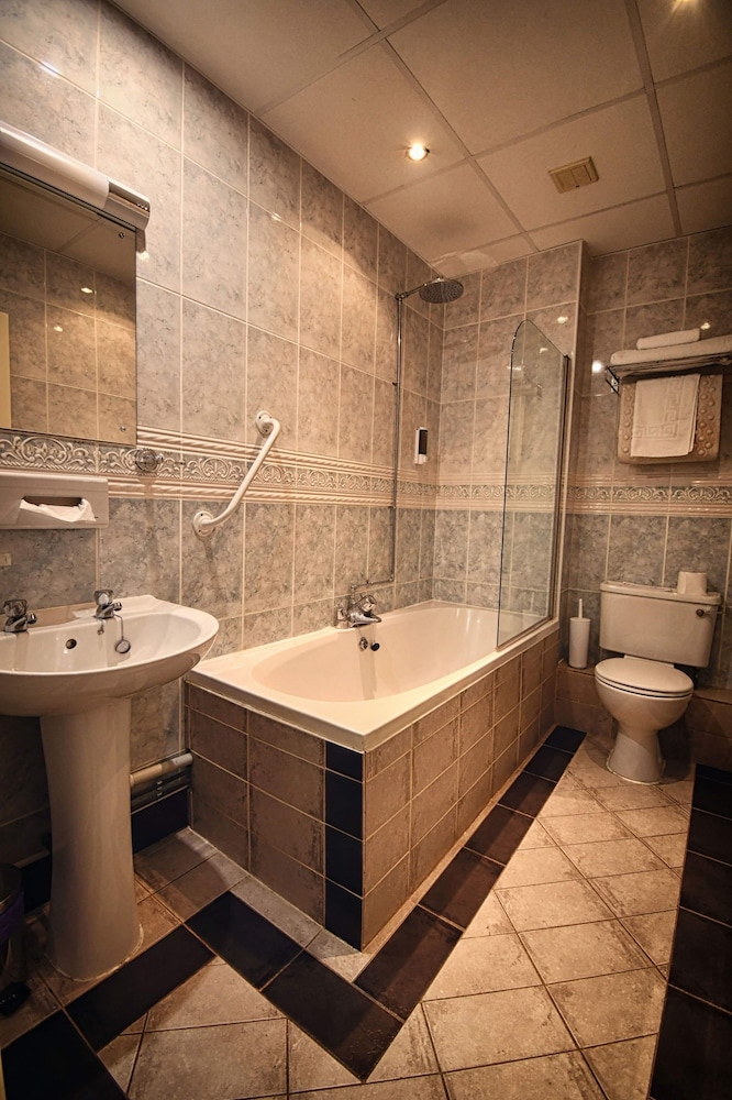 Oliver Cromwell Hotel 50/50