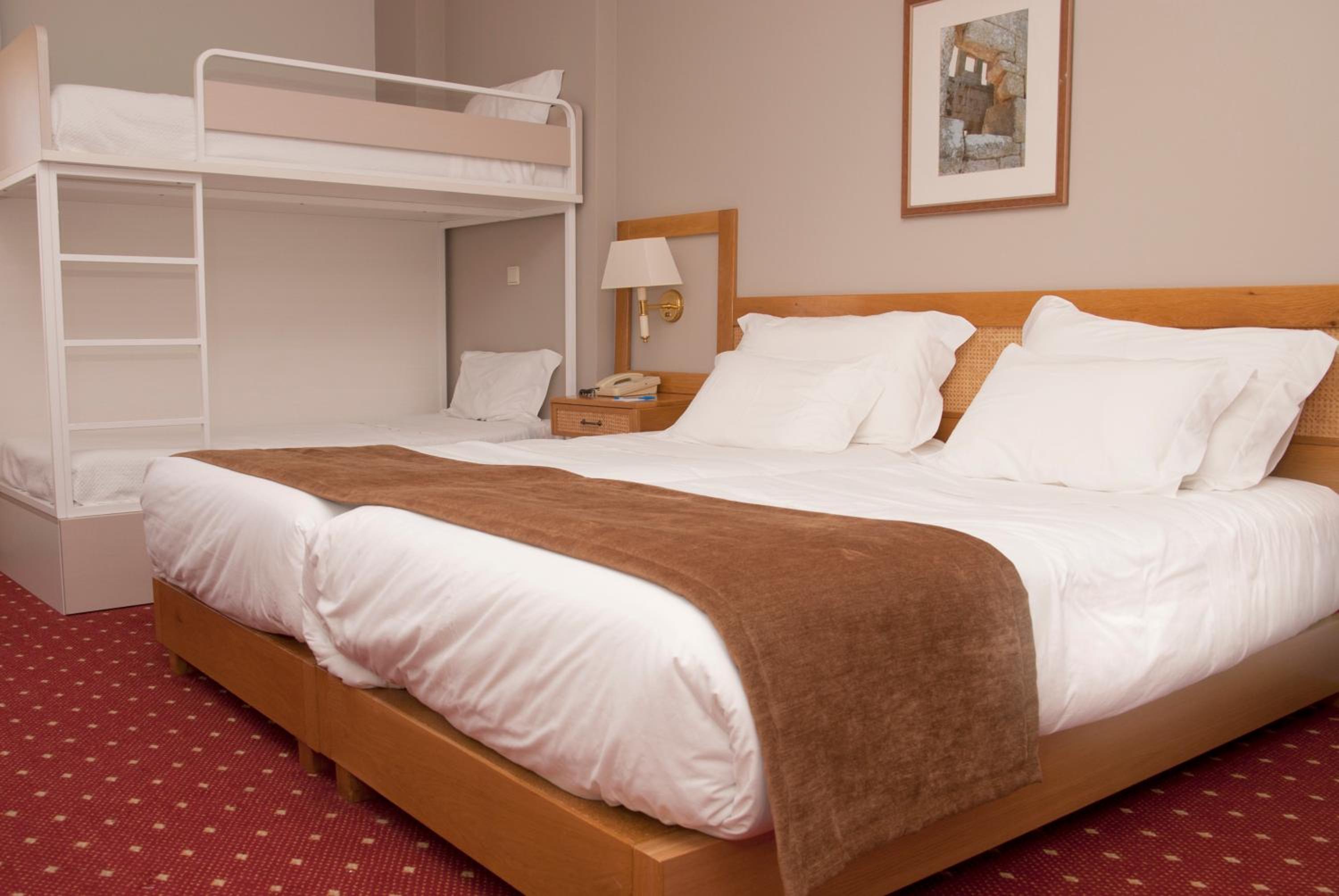 غرفة عائلية بسريرين منفصلين وسرير بطابقين، Hotel Rainha D Amelia Arts Leisure 3/6
