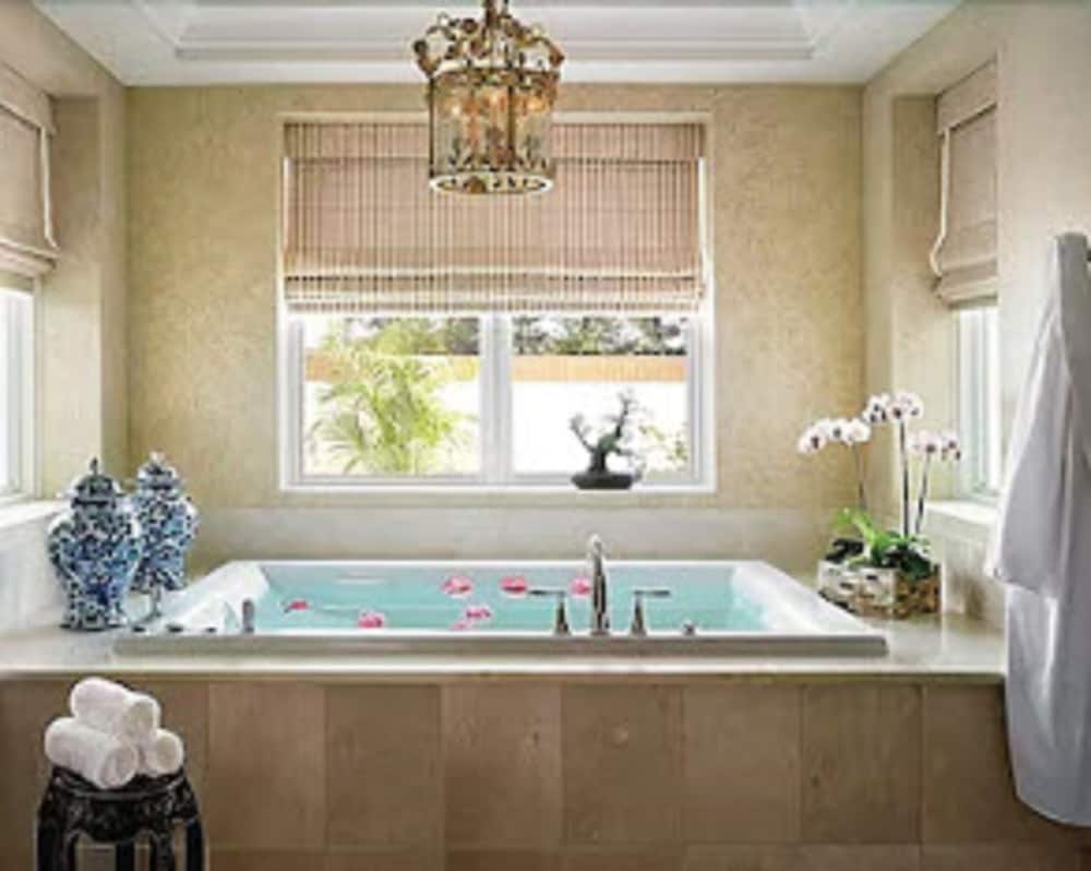 Four Seasons Hotel Westlake Village 4/72