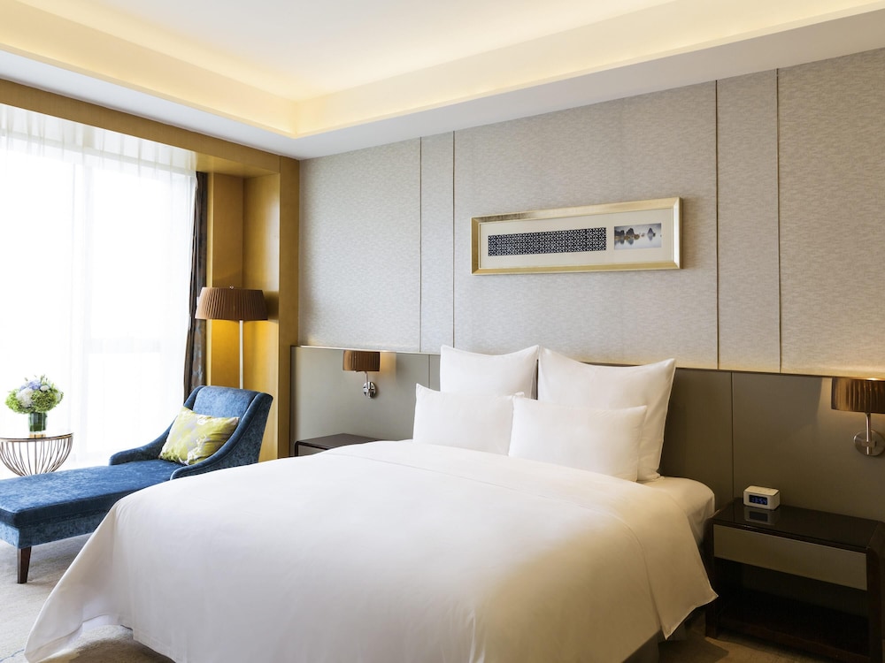 EXECUTIVE, SUITE, KING BED