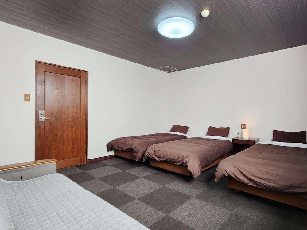 ROOM, TRIPLE, SHARED BATHROOM