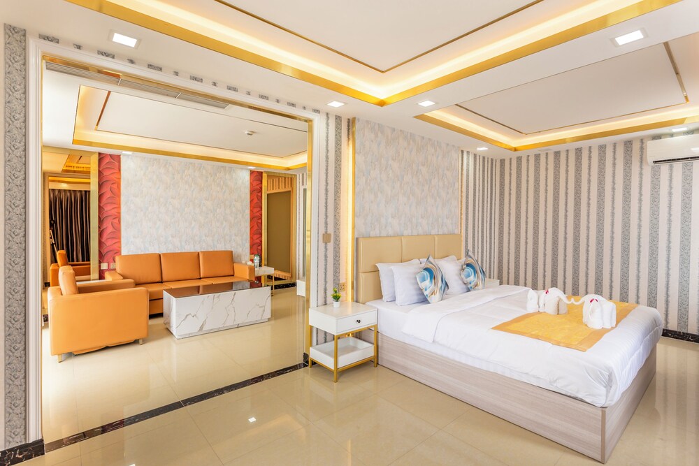 Exclusive, Suite, King Bed, Pool View, Corner