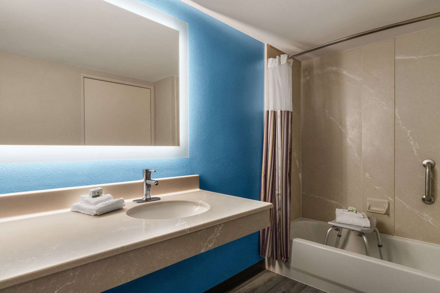 La Quinta Inn Suites Madison American Center 37/38