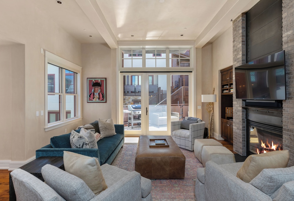 The Auberge Residences at Element 52 60/82