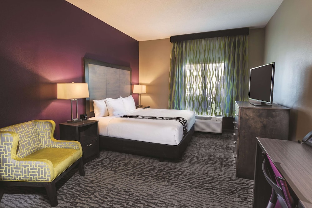 La Quinta Inn and Suites by Wyndham Kennesaw 13/46