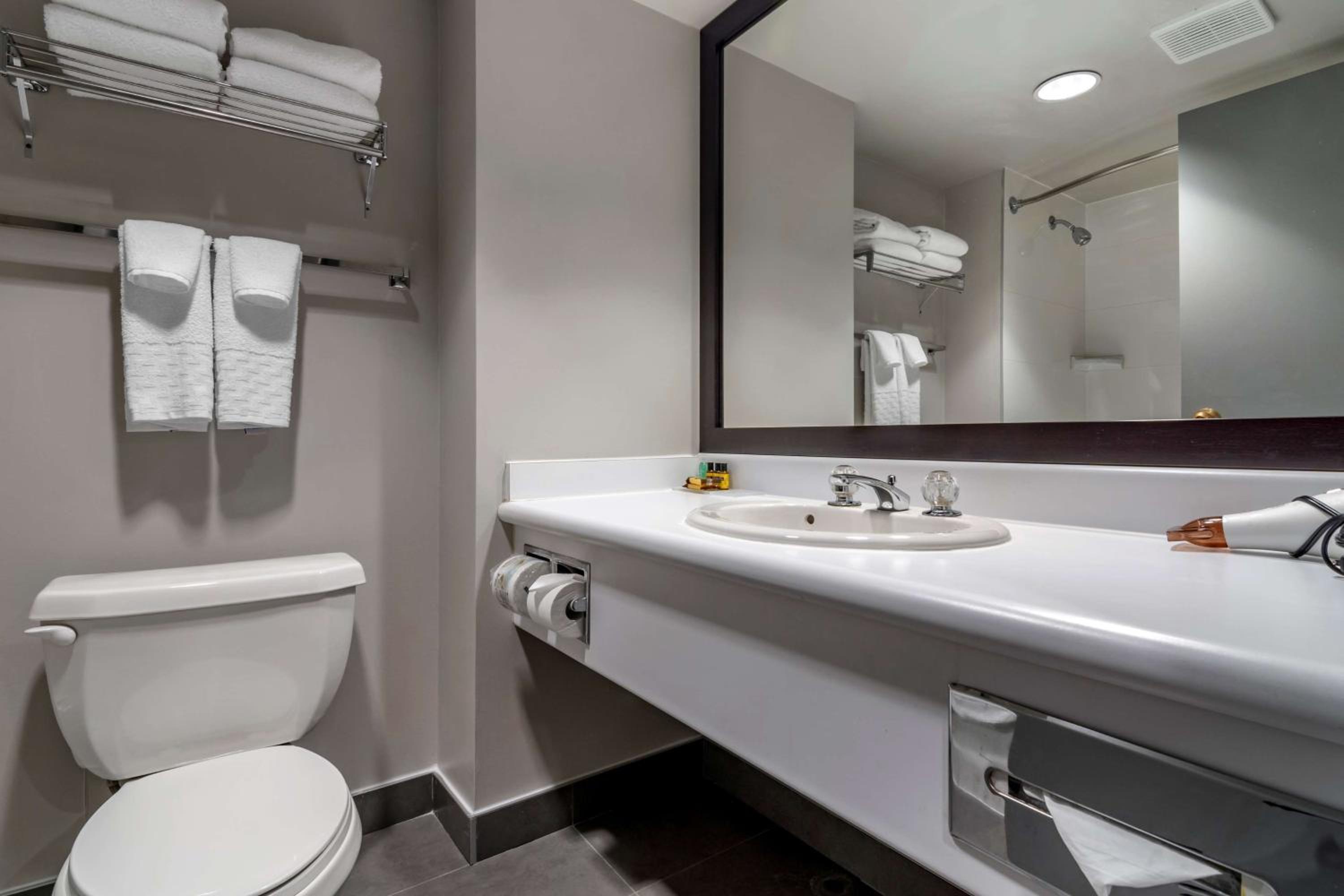 غرفة تنفيذية بسرير كينج وسريرين كوين، Best Western Plus Vancouver Airport Hotel 7/9