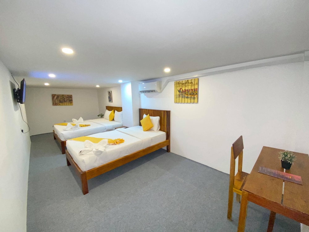 STANDARD, TRIPLE, SHARED BATHROOM