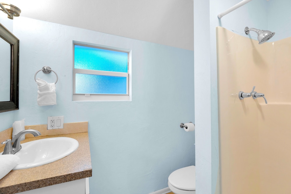 Deep 6, Queen Bed، Sunset Cove Beach Resort 3/5