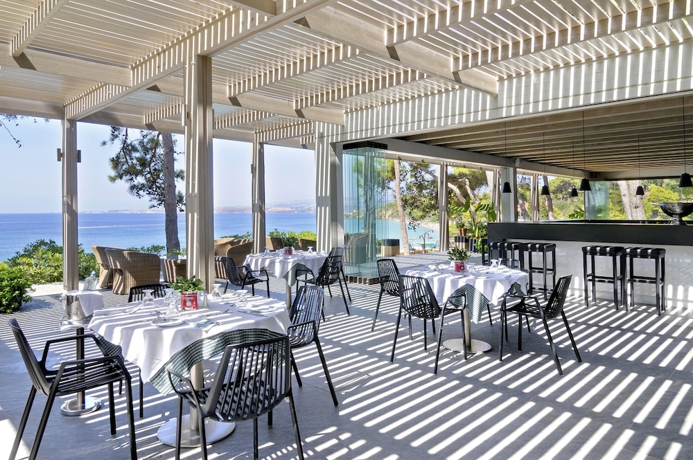 White Rocks Hotel & Bungalows 64/77