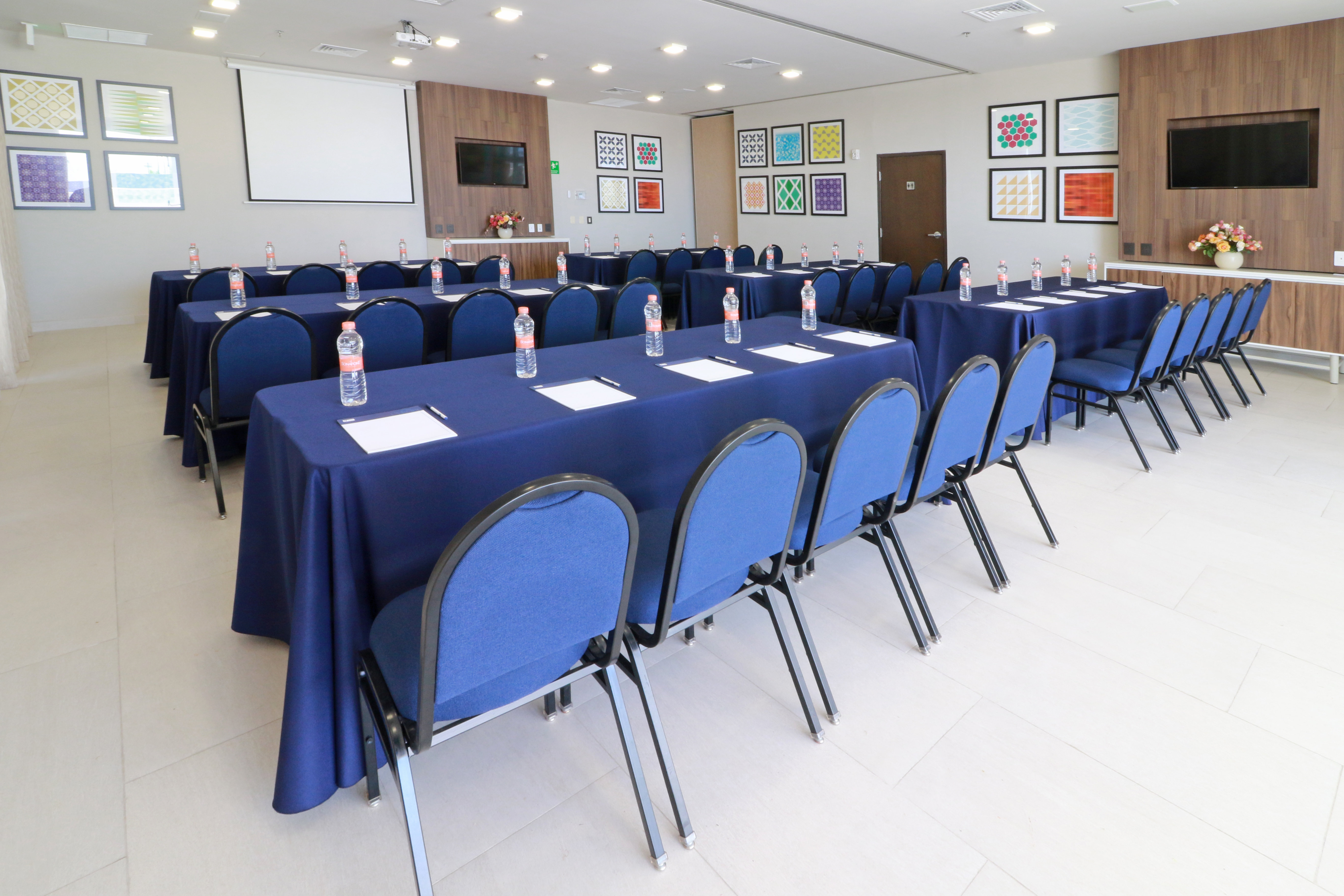Holiday Inn Express And Suites Playa Del Carmen 60/74