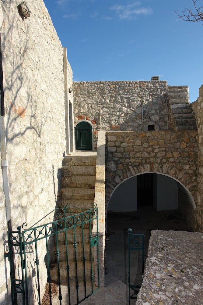 Spitakia 46/50