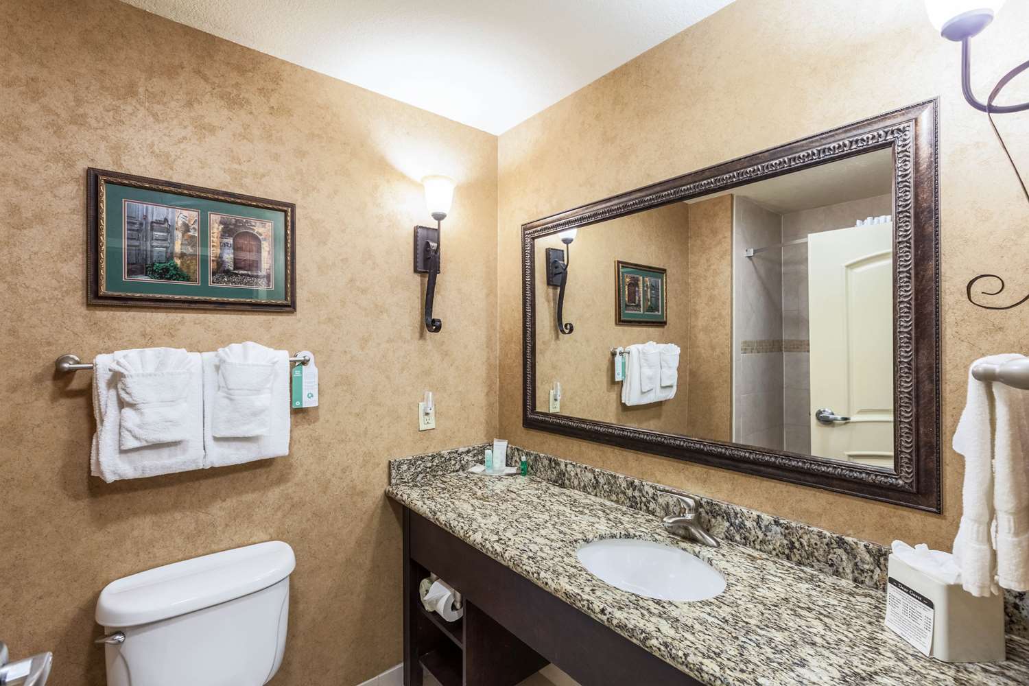 Comfort Suites Alamo Riverwalk 34/35