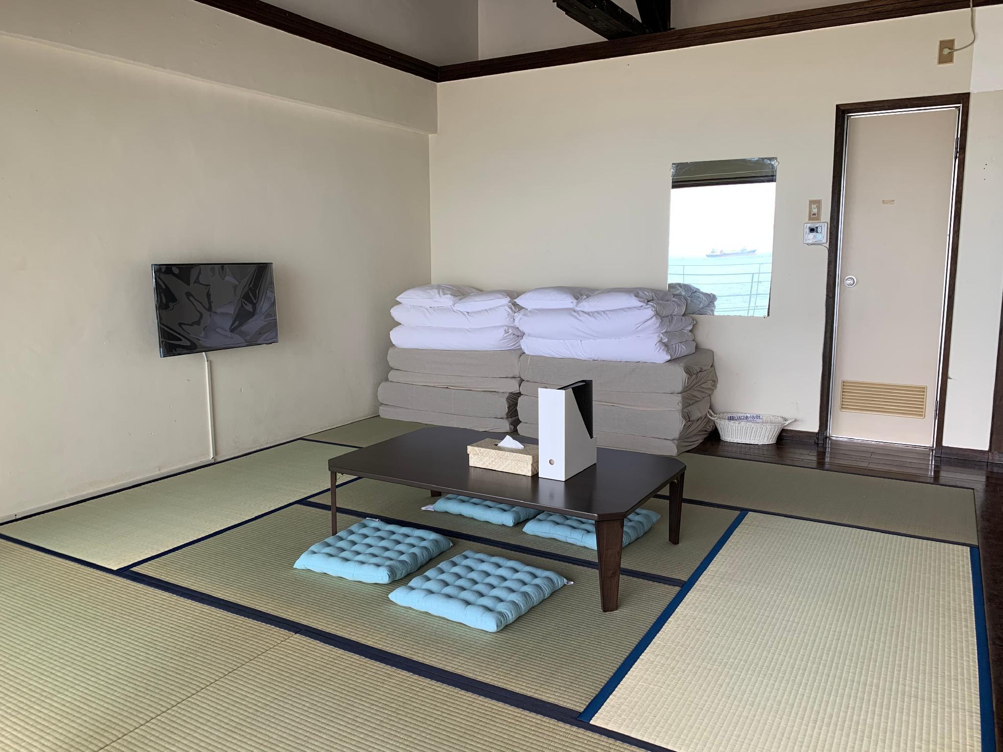 Japanese, 4 Futon Beds, Ocean View