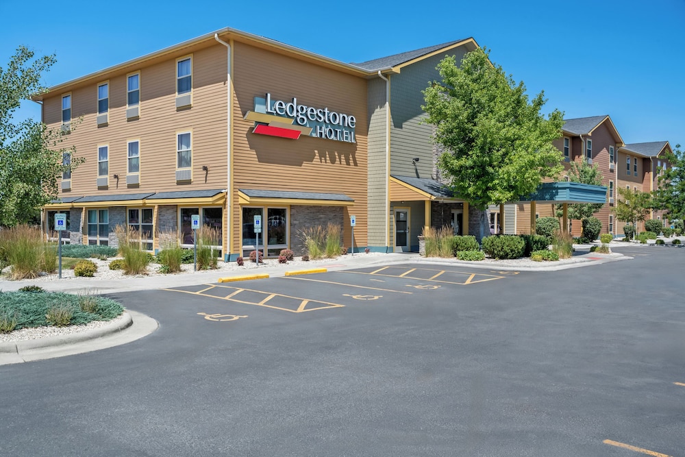Ledgestone Hotel Billings 62/69
