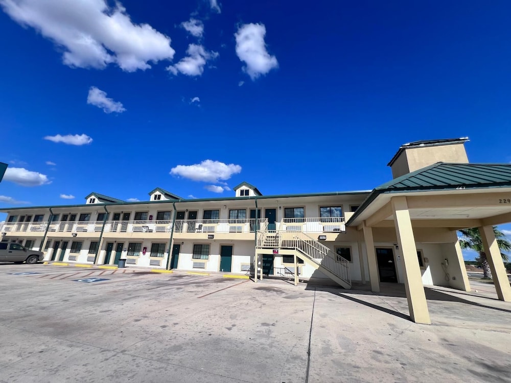 OYO Garden Inn and Suites Pearsall I-35 East image