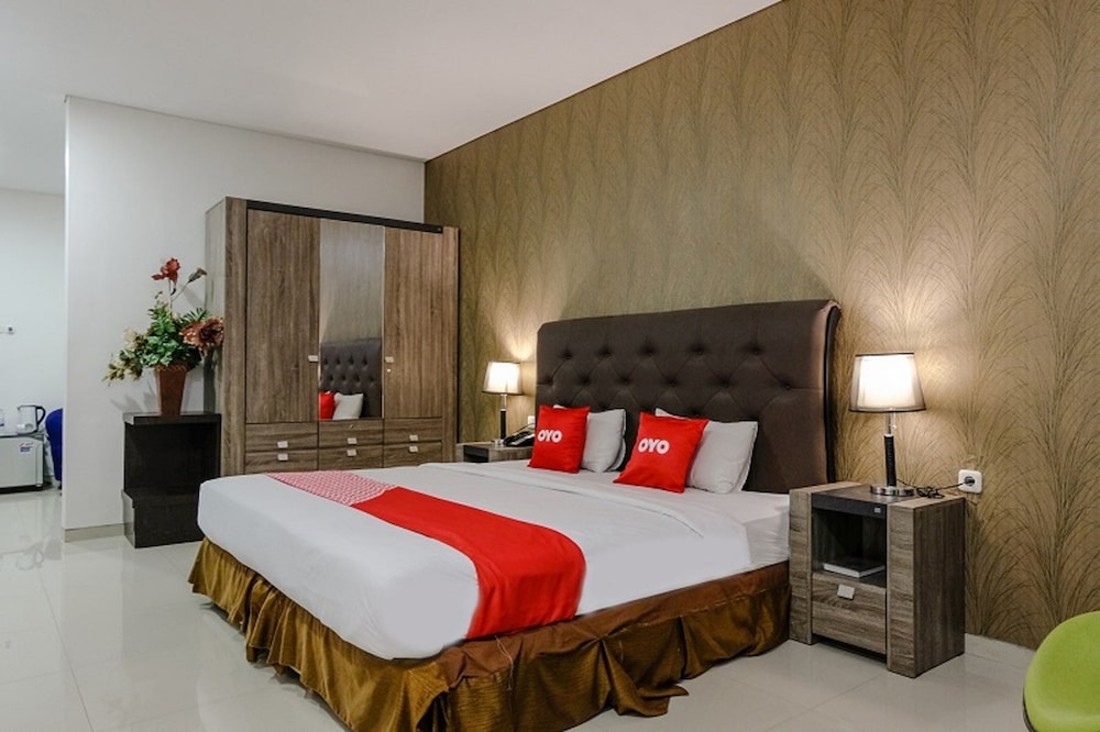 SUPER OYO Townhouse OAK Series Style Hotel Jember 6/21