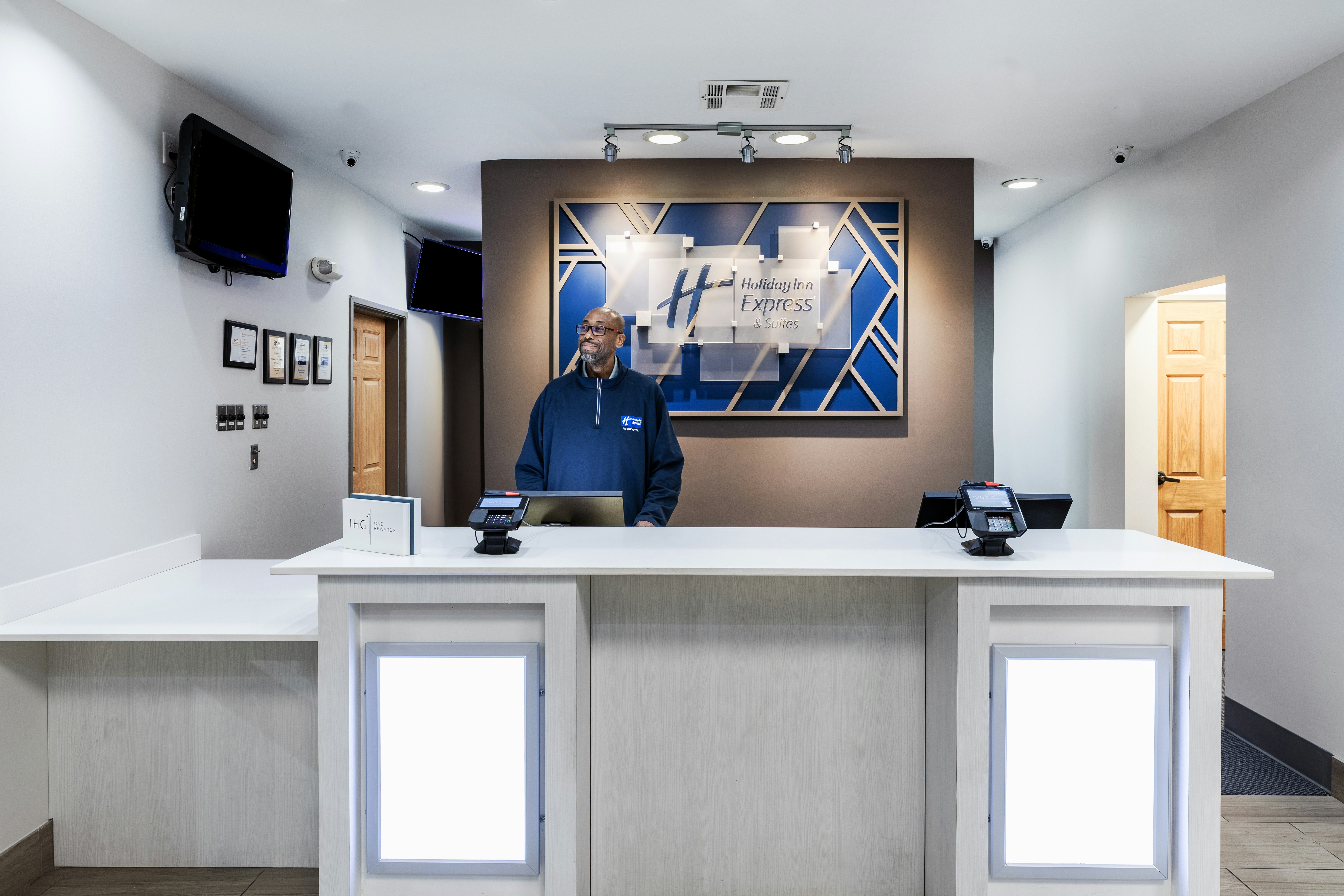 Holiday Inn Express Hotel and Suites Tulsa S Broken Arrow Hwy 51 11/80