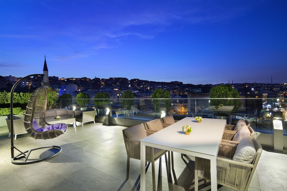 Doubletree By Hilton Istanbul Piyalepasa 9/82