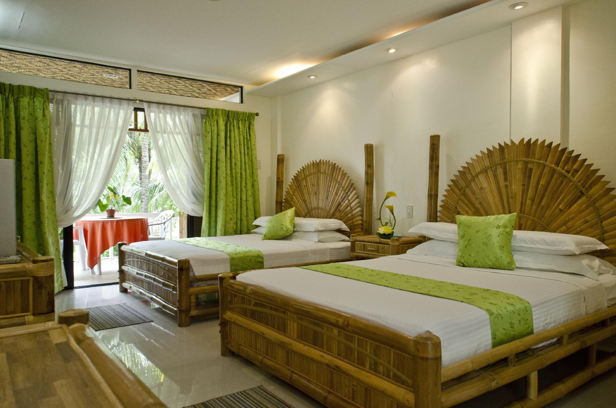 Super, Deluxe, 2 Queen Beds