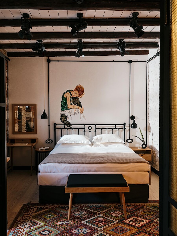 Courtyard, Suite, King Bed
